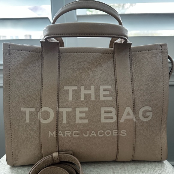 Marc Jacobs The Leather Medium Tote Bag in Twine - Picture 3 of 12